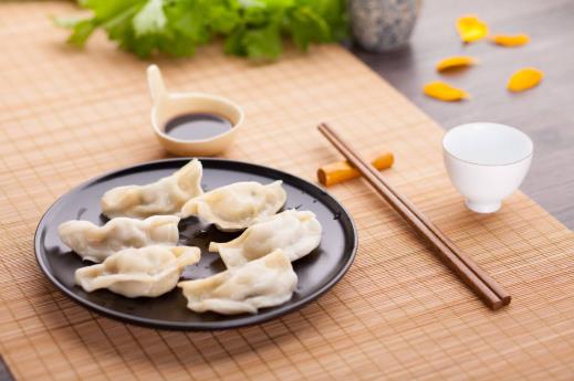 除夕年夜飯是中午還是晚上？除夕吃餃子吃到硬幣說明什么